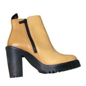 Dr. Martens Magdalena Tan Leather (Size: 6)